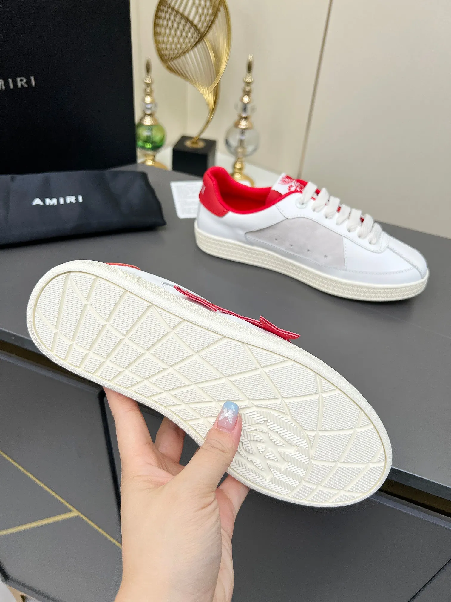Men's Men's Shoes 💰580 Bone Shoes · AMIRI Skel-Top AMIRI 🔥 launches a new "ThePacific" series of low-top casual sports moral training shoes in the early spring of 2025. This iconic shoe covers men's and women's shoes, drawing inspiration from the brand's classic sports style and elegantly integrating West Coast style. "The Pacific" contrasting five-pointed star series is rooted in Amiri's unique California genes, showing the freedom and leisure atmosphere of the West Coast. This series launches two styles that incorporate the brand's iconic elements: the leather version is made of pure white leather with a same-color sole, and is embellished with star patterns on the side of the shoe, just like the bright starry sky of California. The black and ocean blue colors are shared by men and women, and there is also a red star model exclusive for men and a light pink star model exclusive for women. The suede model is decorated with the brand's classic bone pattern on the side of the shoe. The rubber sole and suede fabric complement each other. The color scheme covers black, chocolate and sand, and is suitable for both men and women. Made of imported cowhide and decorated with bone pieces on the sides of the upper, it is novel and unique and has a good three-dimensional effect! High-density breathable mesh lining + original molded TPU outsole 🙏 Recommended by celebrities, bloggers and internet celebrities, 🚵🏻 an indispensable item for shopping, partying and traveling. One of the most unmissable sneakers in 2025 ✦Color: 10 colors available ✦Size: Women’s size 35--40, ✦Size: Men’s size 39--45,